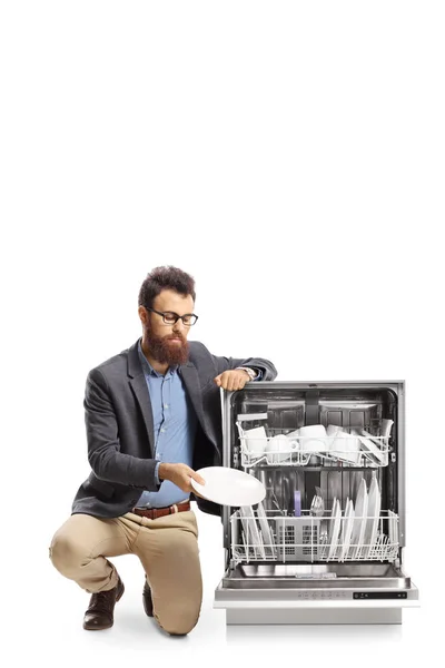 Homem Barbudo Carregando Uma Máquina Lavar Louça Isolada Fundo Branco — Fotografia de Stock