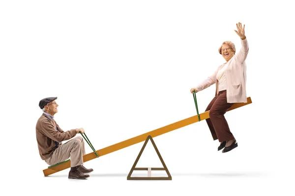 Hombre y mujer mayores saludando y sentados en un balancín —  Fotos de Stock