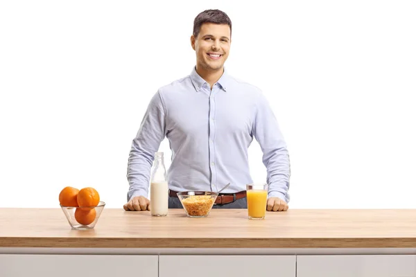 Smiling young man preparing breakfast — Stock Photo, Image