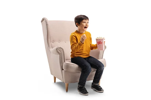 Záběr Chlapce Sedícího Křesle Popcornem Úsměvem Izolovaným Bílém Pozadí — Stock fotografie