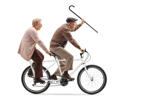 一个老年男女骑着串联自行车 用白色背景上隔离的行走拐杖挥手的全长镜头 — 图库照片