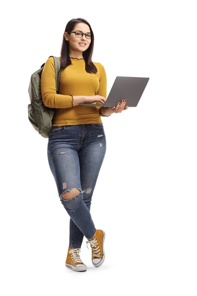 Pełna Długość Portret Studentka Stojący Stwarzające Komputera Przenośnego Białym Tle — Zdjęcie stockowe