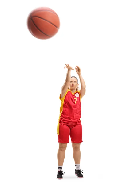 Volledige Lengte Portret Van Een Vrouwelijke Speler Schieten Een Basketbal — Stockfoto