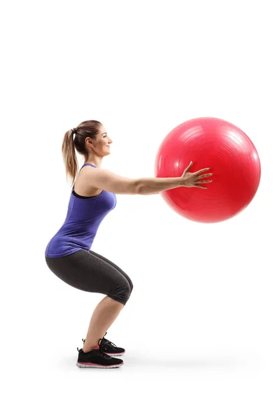 Foto Perfil Completo Una Mujer Joven Sosteniendo Una Pelota Fitness — Foto de Stock