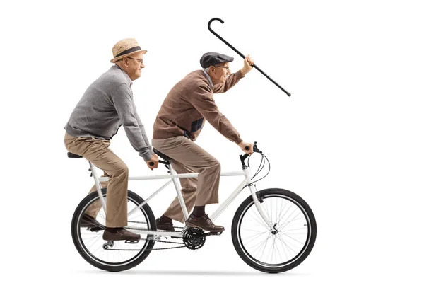 Полнометражный Снимок Двух Пожилых Мужчин Едущих Тандеме Велосипеде Машущих Тростью — стоковое фото