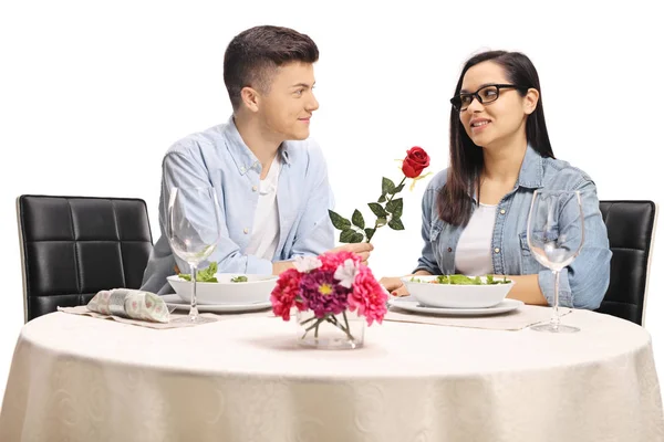 白い背景に隔離されたレストランでガールフレンドに赤いバラを与えるボーイフレンド — ストック写真