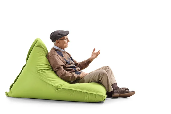 Profilbild Eines Älteren Mannes Der Auf Einem Sitzsack Sitzt Und — Stockfoto