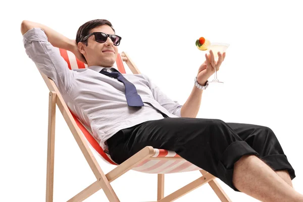 穿着正式服装的男子 在白色背景上隔离的躺椅上放松鸡尾酒 — 图库照片