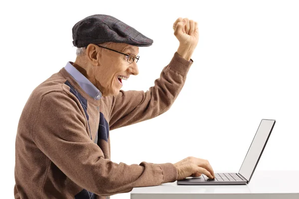 Opgewonden ouderen man met een laptop computer gebaren geluk — Stockfoto