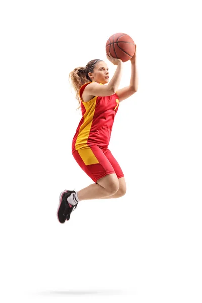 Jugadora de baloncesto femenina saltando y disparando una pelota —  Fotos de Stock