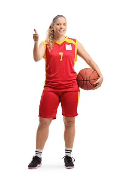 Jugadora de baloncesto femenina posando con una pelota y mostrando pulgares u —  Fotos de Stock