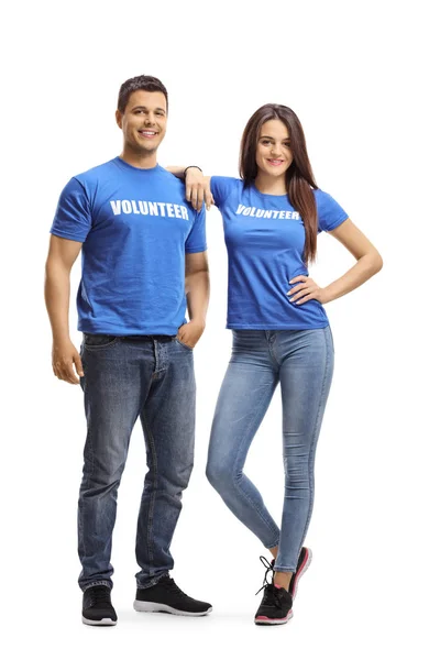 Jovem e mulher voluntários em camisetas azuis posando — Fotografia de Stock