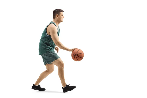 Chico jugando baloncesto y liderando una pelota — Foto de Stock