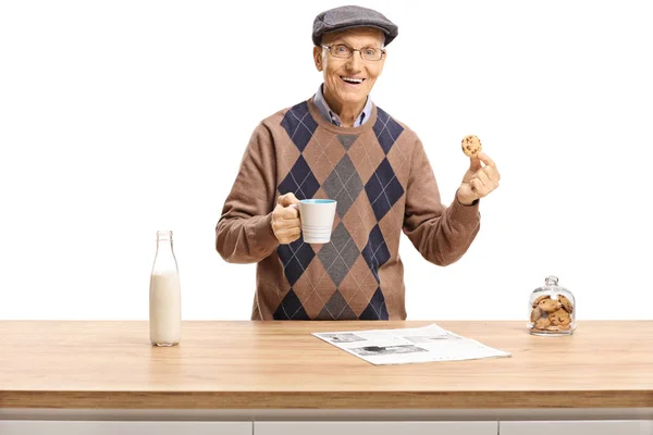 Senior posando con una taza y una galleta —  Fotos de Stock