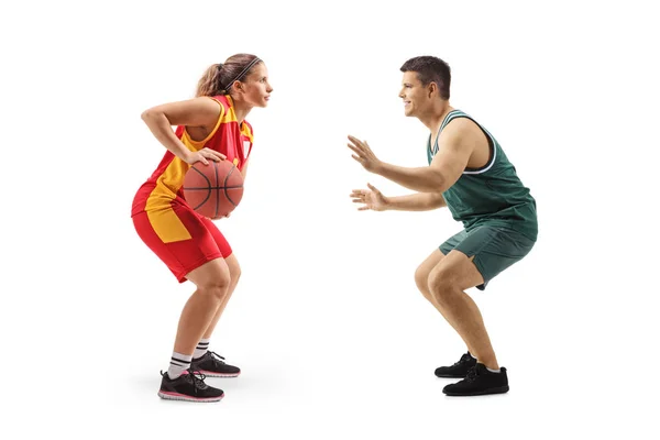 白い背景に隔離された男性バスケットボールのパラーで遊んでいる女性バスケットボール選手の完全な長さのプロフィールショット — ストック写真