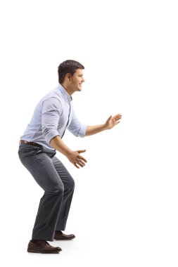 Beyaz arka plan üzerinde izole savunma gesturing genç bir zarif adam tam uzunlukta çekim