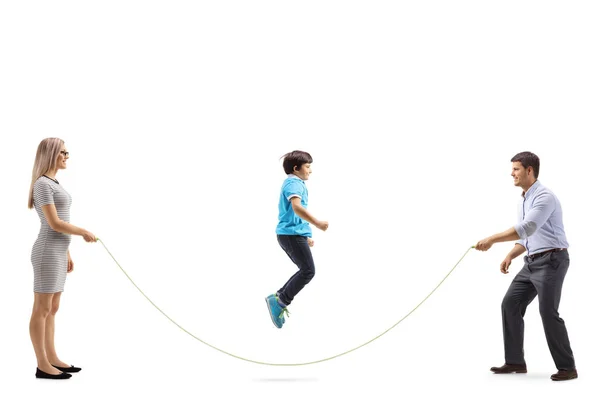 Полнометражный Снимок Матери Отца Держащих Верёвку Мальчика Прыгающего Изолированным Белом — стоковое фото