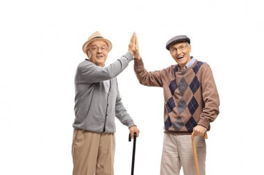 Beyaz arka plan üzerinde izole yüksek beş gesturing izne kırıkları ile iki yaşlı erkek