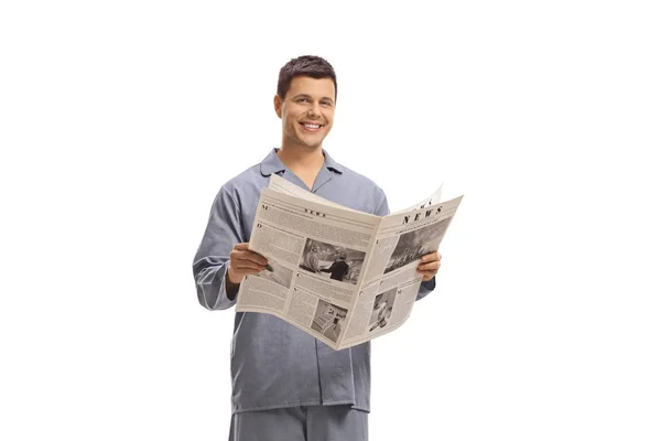 Молодой Человек Пижаме Держащий Газету Улыбающийся Камеру Белом Фоне — стоковое фото