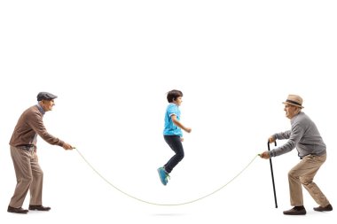 Bir ip tutan iki kıdemli adam ve beyaz arka plan üzerinde izole atlayan bir çocuk tam uzunlukta atış
