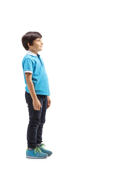 Полнометражный Снимок Улыбающегося Мальчика Стоящего Ожидающего Белом Фоне — стоковое фото