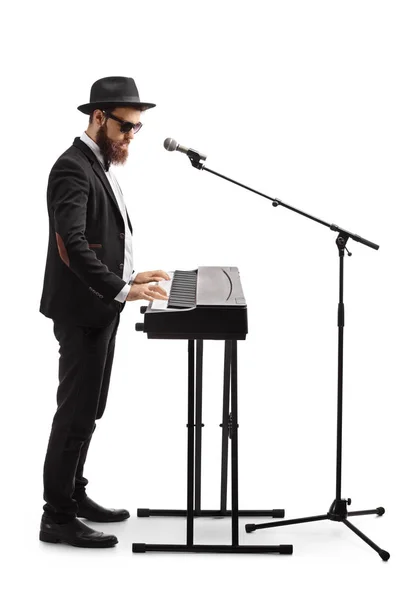 Plan Complet Homme Debout Jouant Piano Numérique Chantant Sur Microphone — Photo