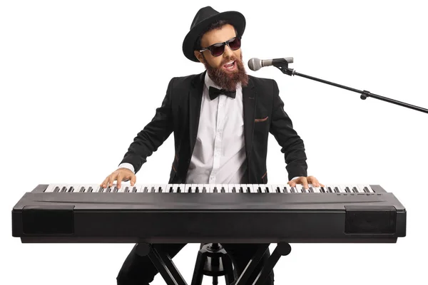 Mann Mit Sonnenbrille Und Bart Spielt Ein Digitales Klavier Und — Stockfoto