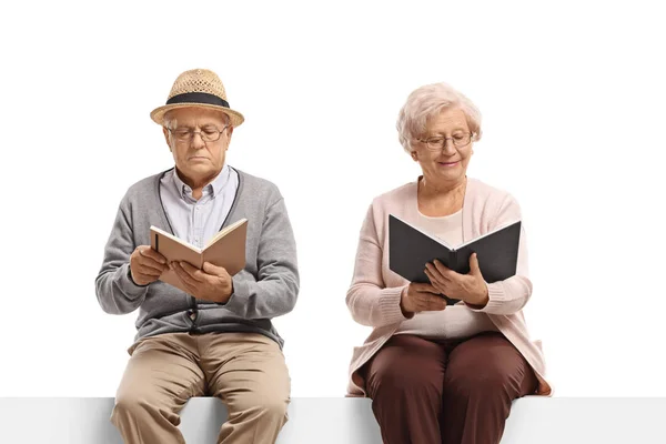 Homme et femme âgés lisant des livres — Photo