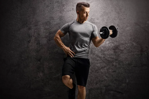 Adam bir dumbbell ile egzersiz — Stok fotoğraf