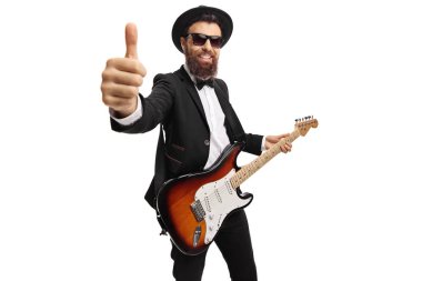 Bir elektrik gitar ile neşeli erkek gitarist başparmak u gösteren