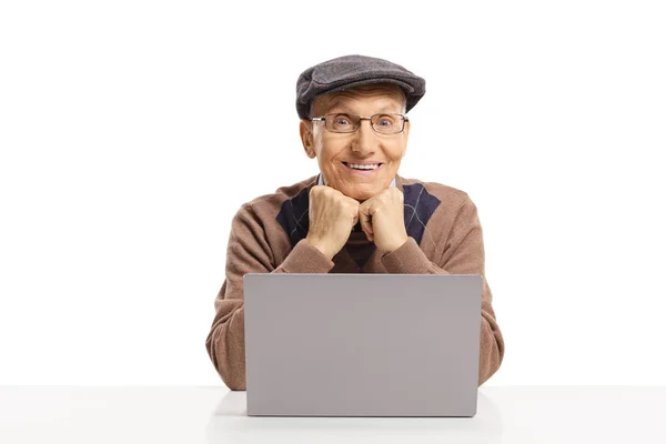 Vrolijke oudere man zitten met een laptop computer voor — Stockfoto