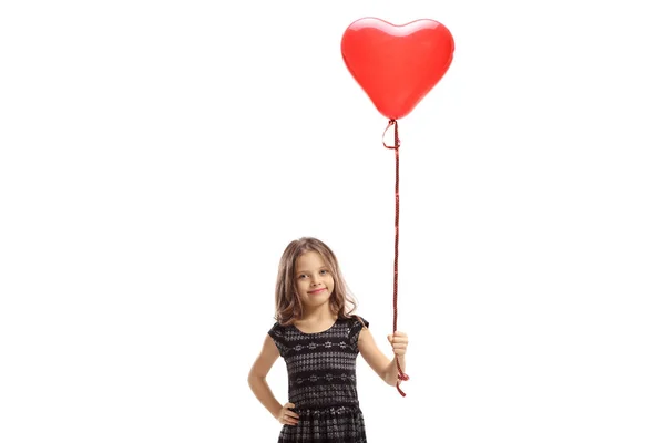 Kırmızı kalp şeklinde balon tutan küçük kız — Stok fotoğraf