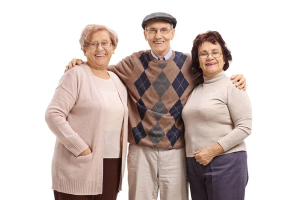 Homme âgé étreignant deux femmes âgées et regardant la caméra — Photo