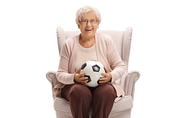 Senior Vrouw Met Een Voetbal Zittend Een Fauteuil Geïsoleerd Witte — Stockfoto