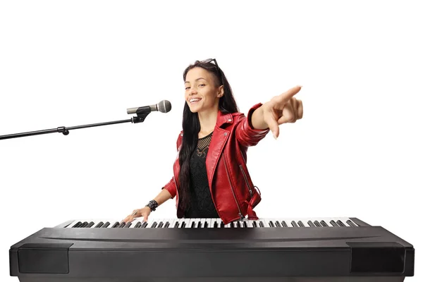 Jovem musicista tocando um piano digital, cantando em um micr — Fotografia de Stock