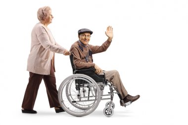 Yaşlı bir adam sallayarak iterek ve beyaz arka plan üzerinde izole tekerlekli sandalyede oturan yaşlı bir kadının tam uzunlukta çekim