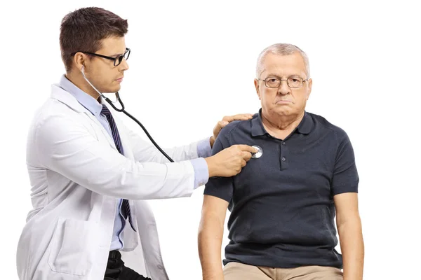 年轻的男医生用白色背景的听诊器检查一位忧心忡忡的男病人 — 图库照片
