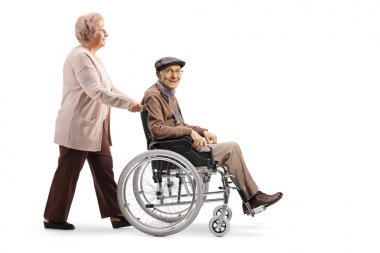 Yaşlı kadın tekerlekli sandalyede yaşlı bir adam iterek 