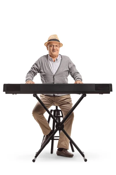 Ritratto Figura Intera Anziano Seduto Suonare Una Tastiera Isolata Sfondo — Foto Stock