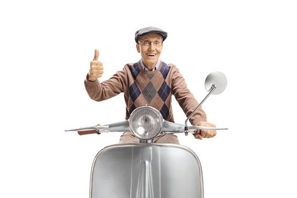 ヴィンテージスクーターに乗って 白い背景に孤立した親指を与える幸せなシニア男性 — ストック写真