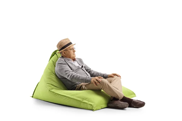 Пожилой Человек Отдыхает Кресле Бобов Изолированном Белом Фоне — стоковое фото