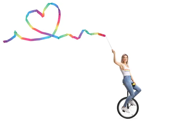 Ung Kvinnlig Ridning Enhjuling Och Hålla Ett Band Med Hjärt — Stockfoto