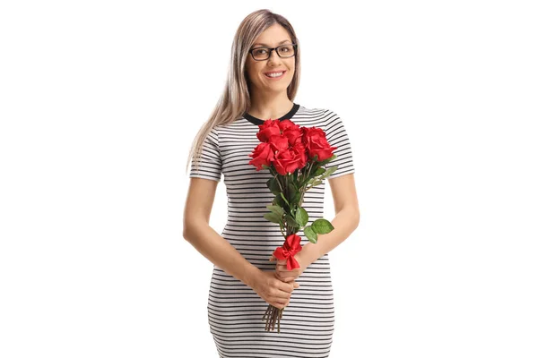 休闲快乐的年轻女子拿着一束红玫瑰孤立在白色背景 — 图库照片