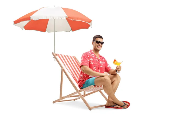 快乐的年轻人坐在伞下度假 拿着鸡尾酒 隔离在白色背景 — 图库照片