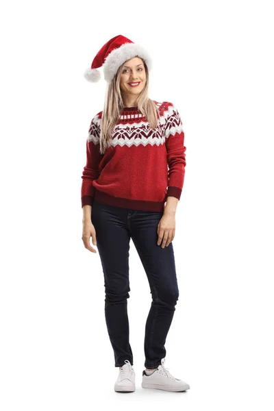 一个穿着圣诞红色毛衣的年轻女子的全长肖像 一顶在白色背景上孤立的圣诞老人帽子 — 图库照片