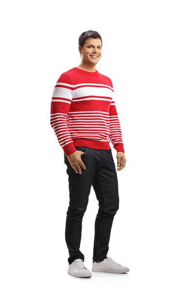 白い背景に隔離された赤いセーターを着た笑顔の若者の全長の肖像画 — ストック写真