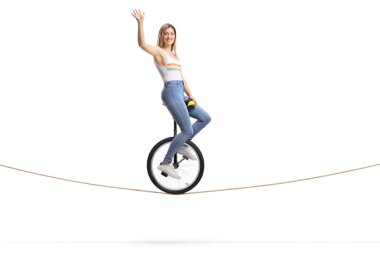 Kadın bir ip üzerinde bir Unicycle sürme ve kamera sallayarak