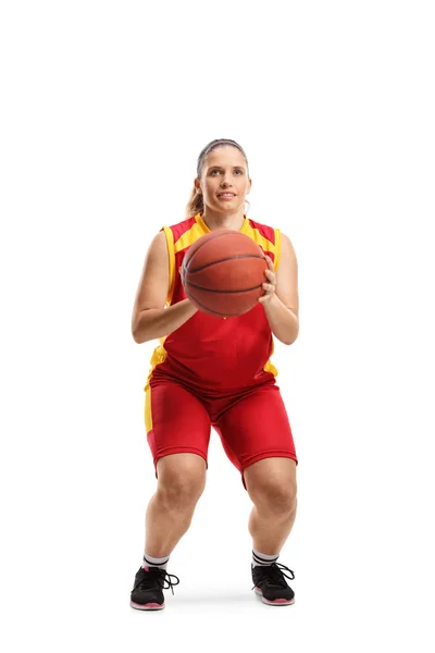 白い背景に隔離されたボールを撮影する準備をしている女性バスケットボール選手の完全な長さの肖像画 — ストック写真