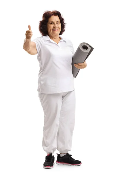 一个高级女性的全长肖像与运动垫显示拇指向隔离在白色背景 — 图库照片