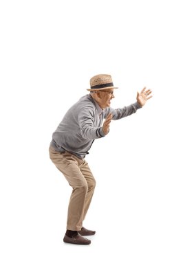Kıdemli adam bir savunma pozisyonu gesturing 